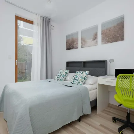 Apartamento Modern With A Garden And A Workspace In Wola By Renters Varsovia
