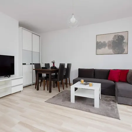 Apartamento Modern With A Garden And A Workspace In Wola By Renters Varsovia