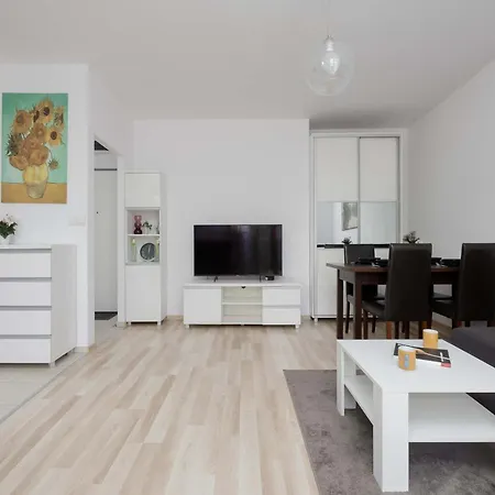 Modern With A Garden And A Workspace In Wola By Renters Apartamento *