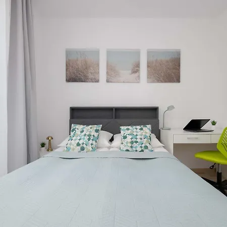 Modern With A Garden And A Workspace In Wola By Renters Apartamento Varsovia
