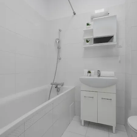 Modern With A Garden And A Workspace In Wola By Renters Apartamento *