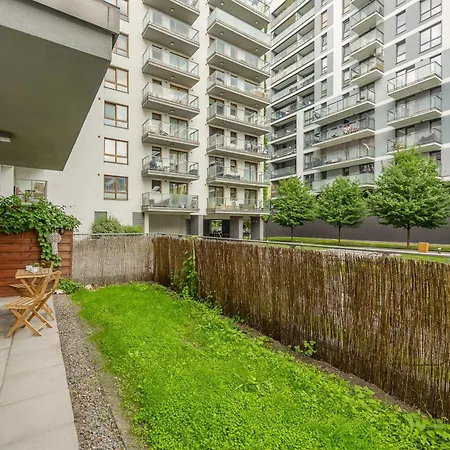 Modern With A Garden And A Workspace In Wola By Renters Apartamento